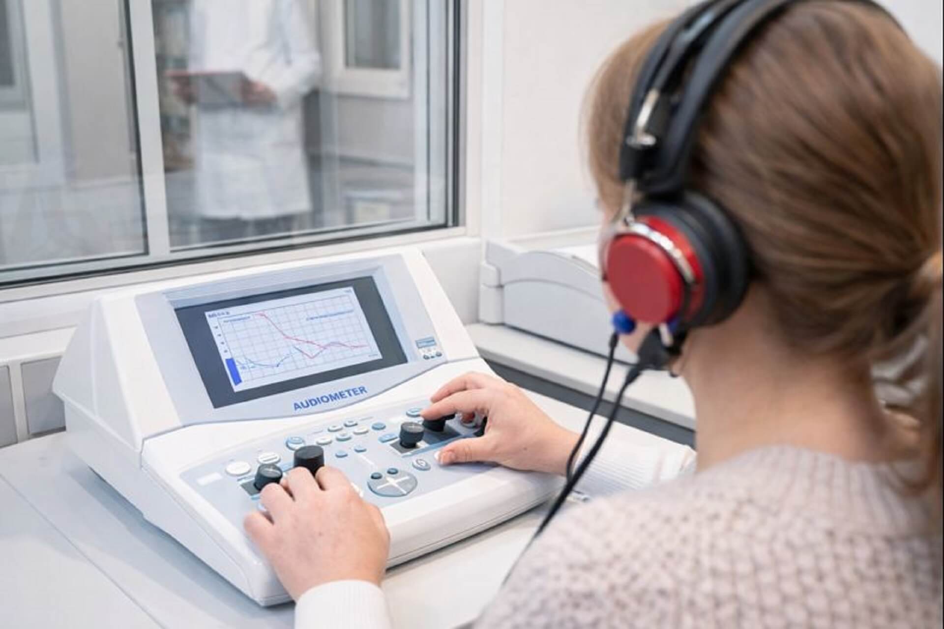 Audiometr- co to jakie ma zastosowanie i jakie są rodzaje audiometrów