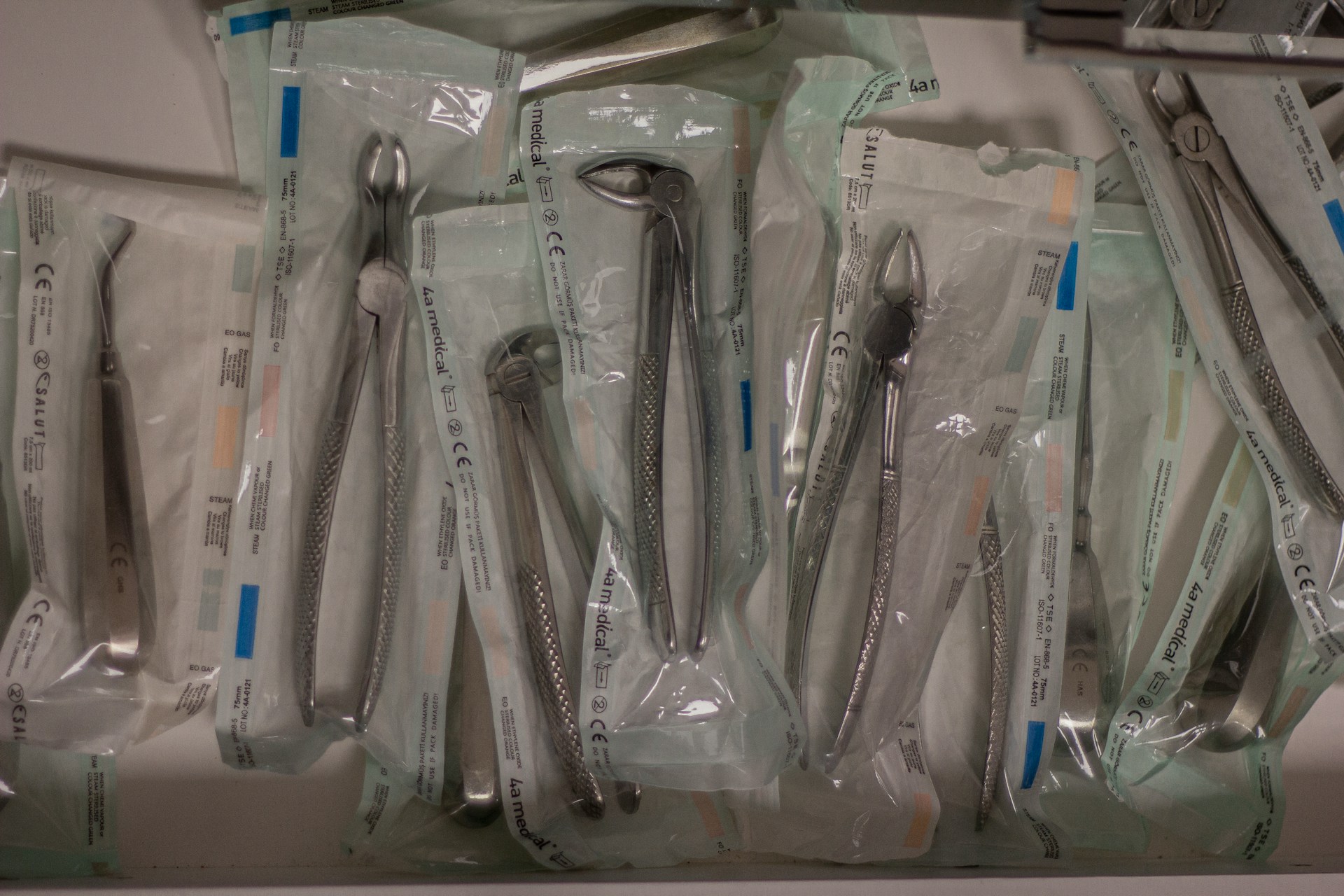 Sterylność pod mikroskopem – jak powstają jednorazowe produkty medyczne