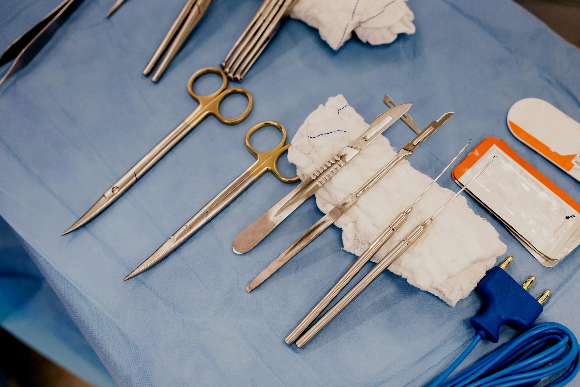 Podstawowe narzędzia chirurgiczne na sali operacyjnej czyli o niewidocznych bohaterach chirurgii
