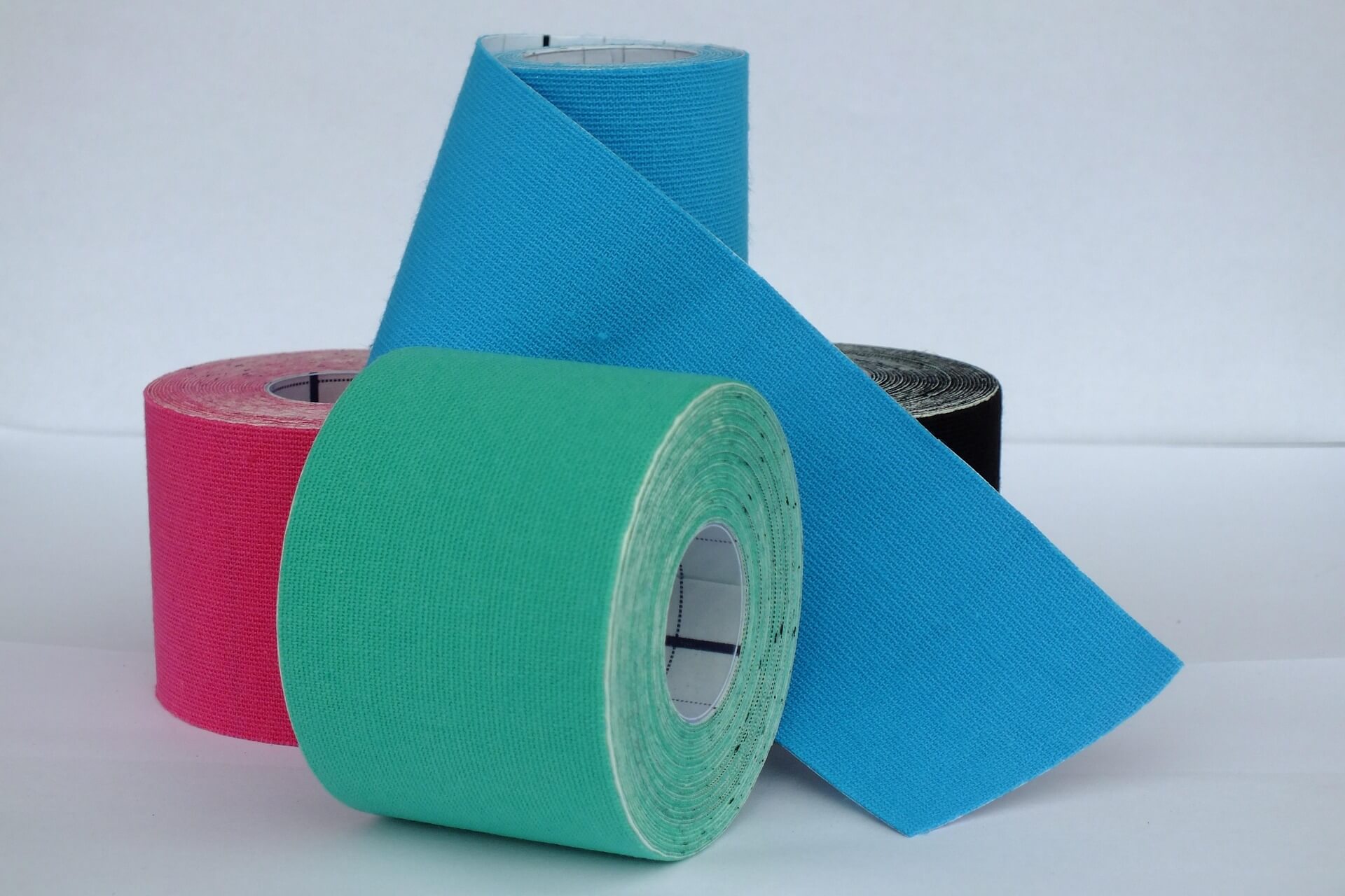 Taśmy kinesiotaping – kiedy pomagają, a kiedy są tylko modnym dodatkiem?