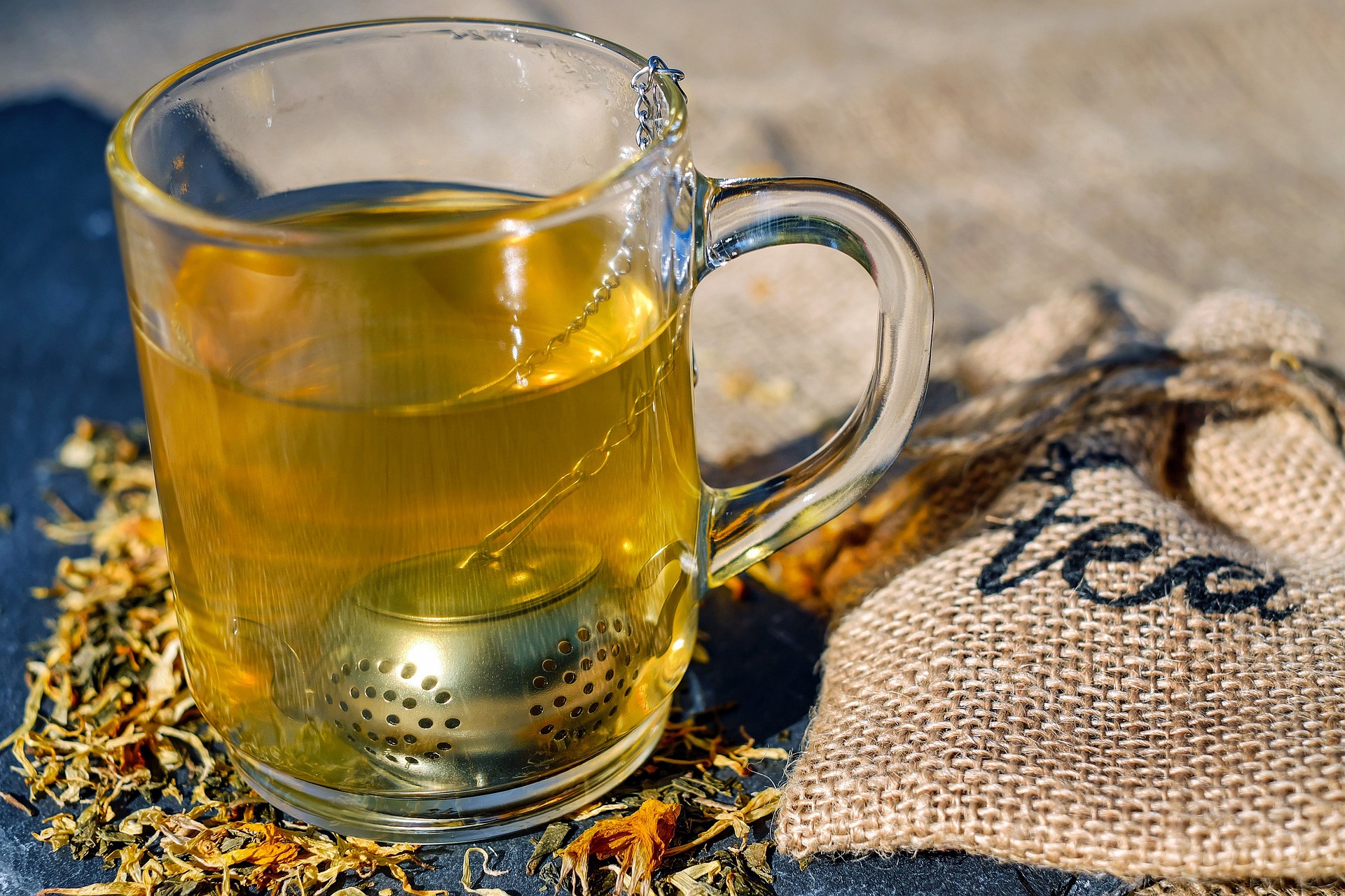 Dlaczego warto pić herbatę z konopi?