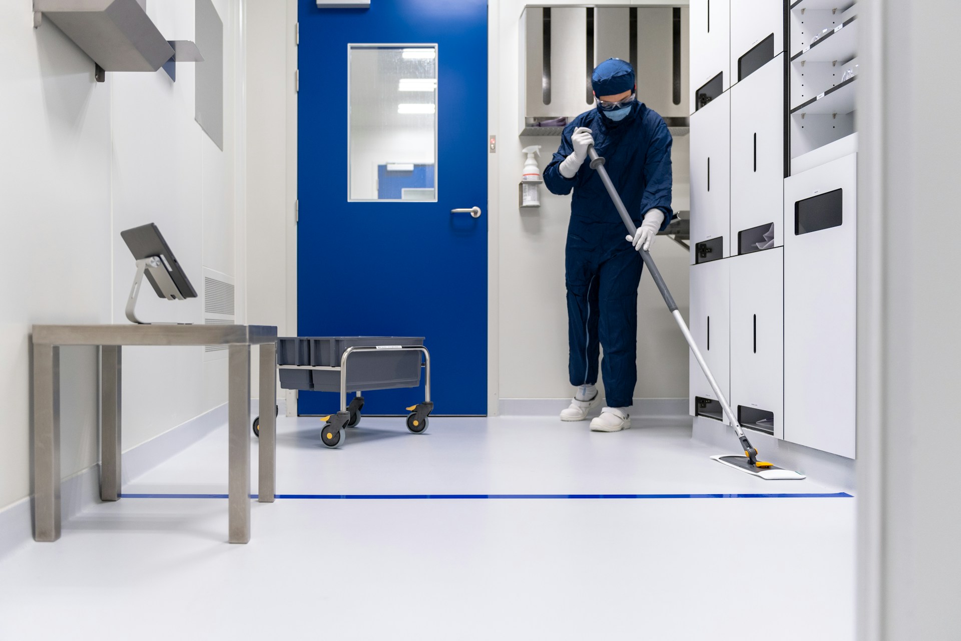 Clean room – czym są pomieszczenia czyste i jak działają?