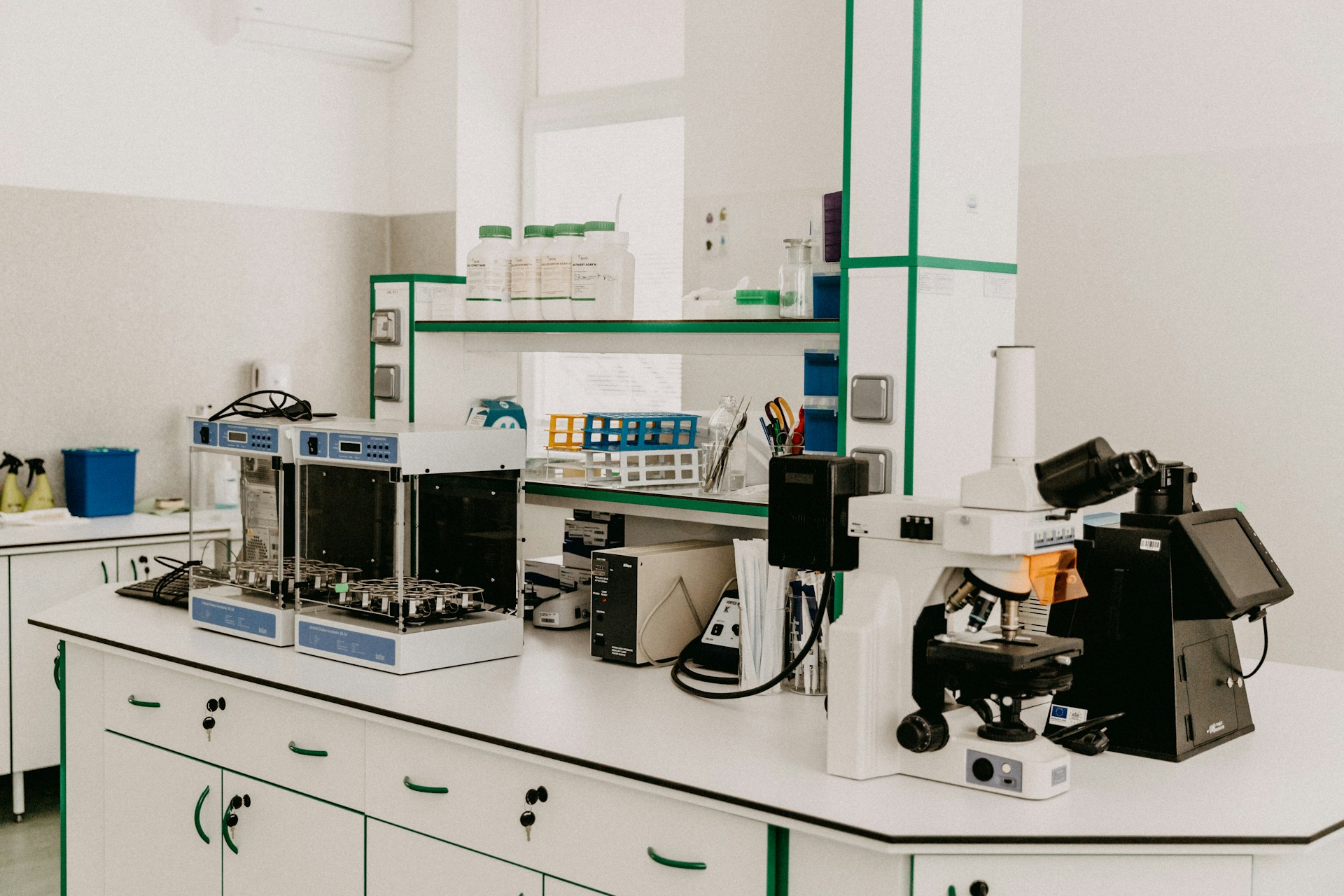 Jak działa komora laminarna i do czego służy w laboratorium?