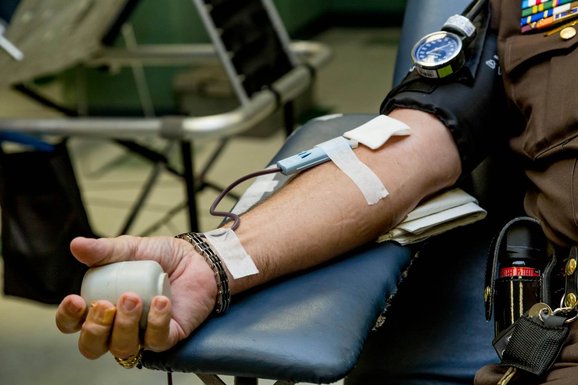 Upust krwi – kiedy się go stosuje i jakie wyposażenie jest potrzebne?
